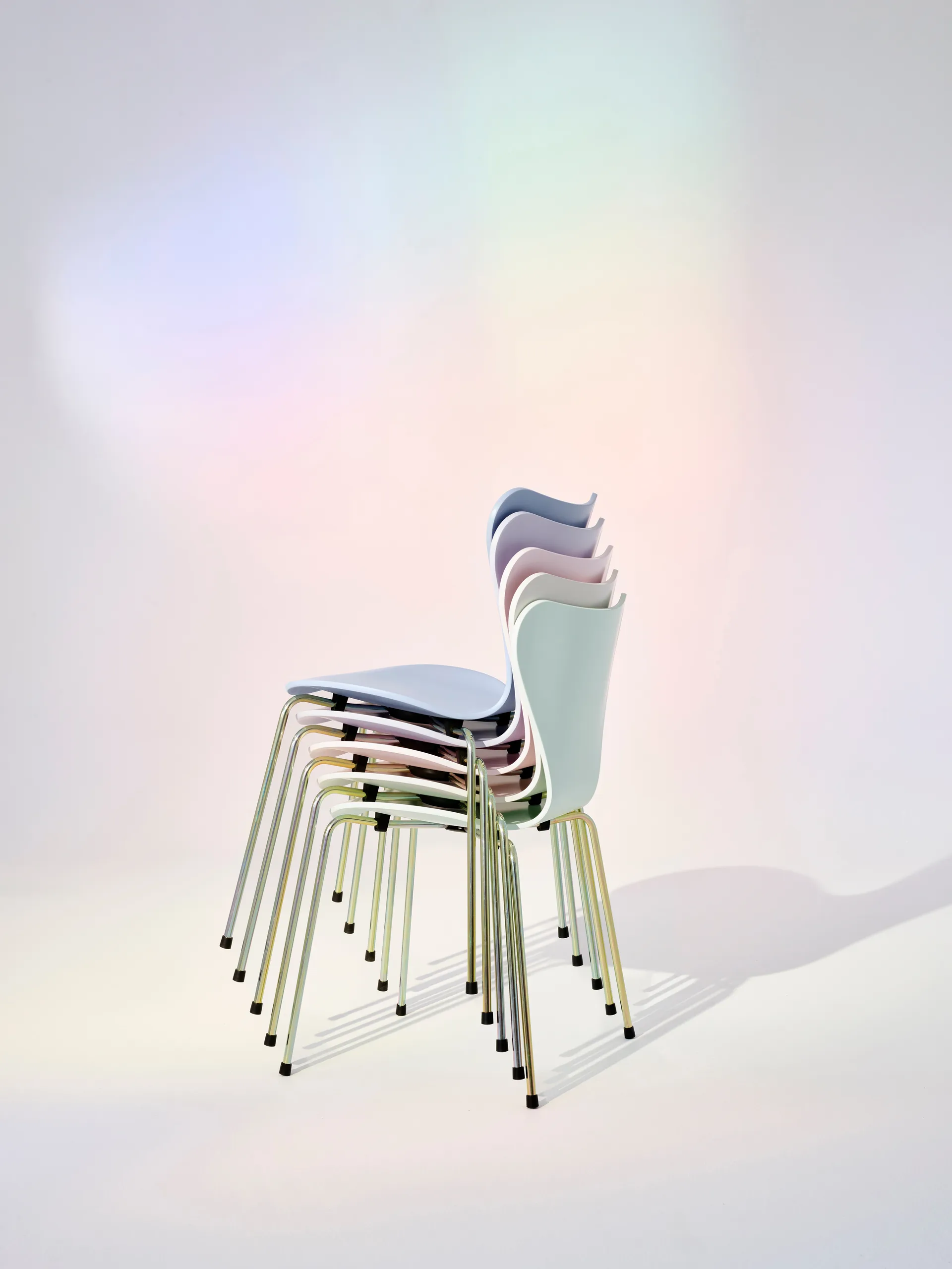 Sjuan 3107 7:14 AM stol, Violet-rainbow Fritz Hansen