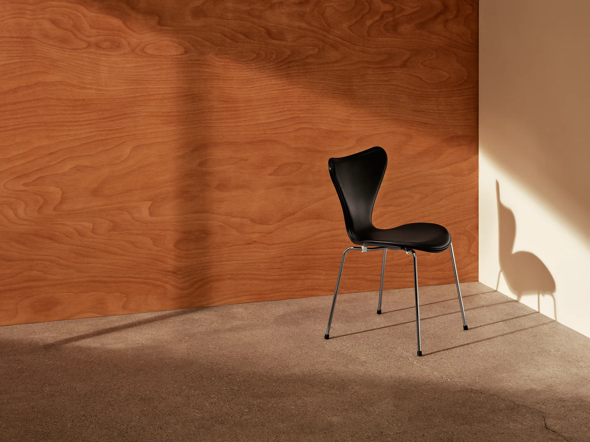 Sjuan 3107 framsidesklädd stol, Essential black läder-svart ask-krom Fritz Hansen