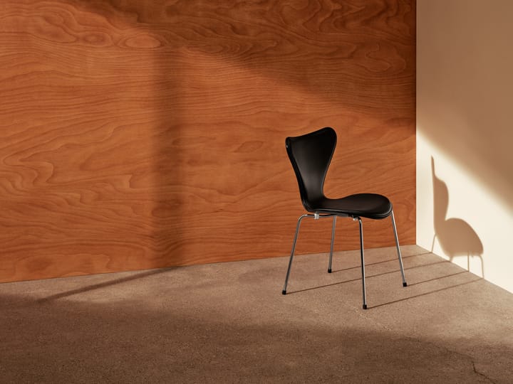 Sjuan 3107 framsidesklädd stol, Essential black läder-svart ask-krom Fritz Hansen
