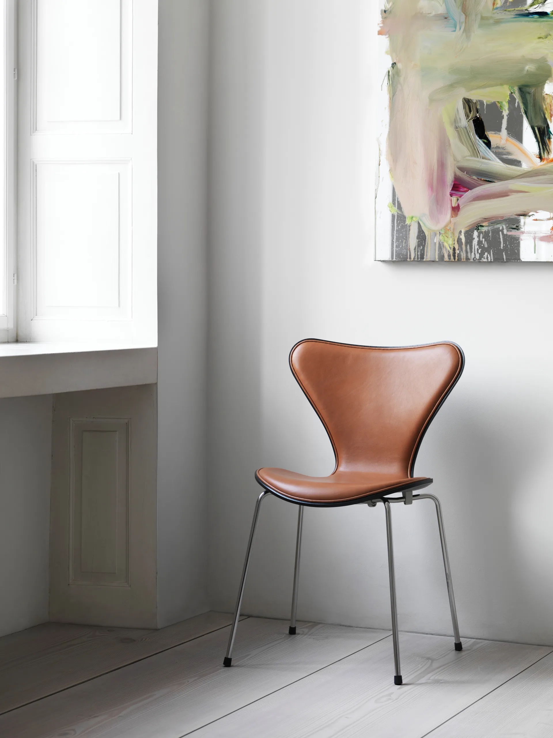 Sjuan 3107 framsidesklädd stol kampanj, Läder Wild walnut-svart ask-krom Fritz Hansen