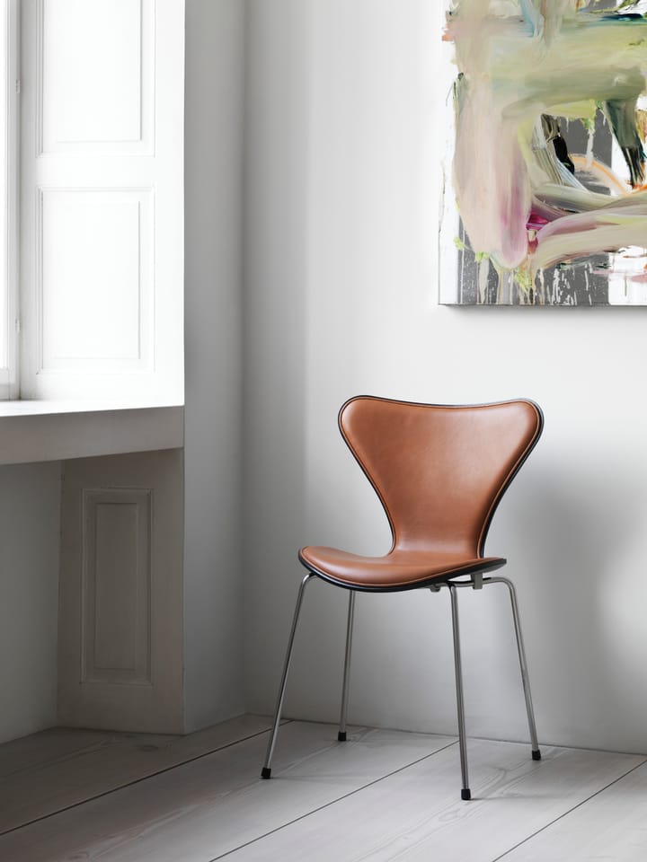 Sjuan 3107 framsidesklädd stol kampanj, Läder Wild walnut-svart ask-krom Fritz Hansen