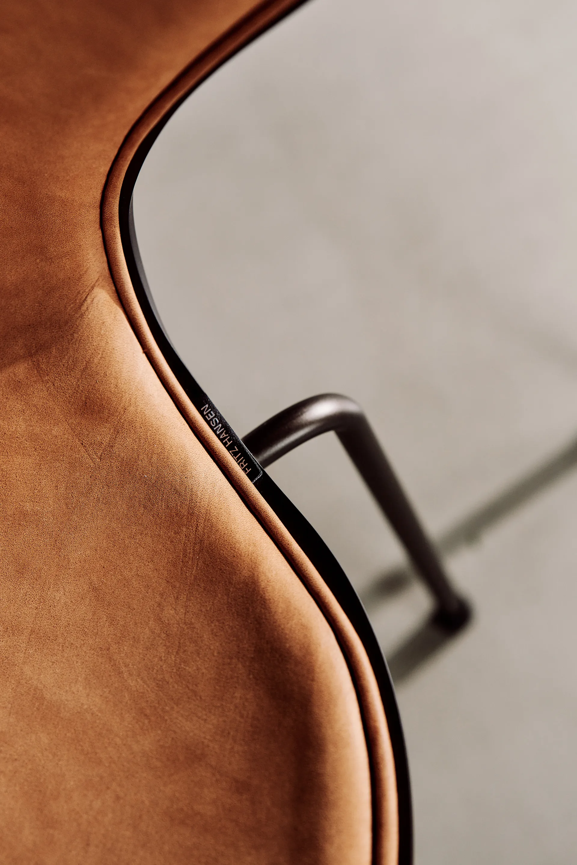 Sjuan 3107 framsidesklädd Stol Special Edition, Dunes Cognac-brown Fritz Hansen