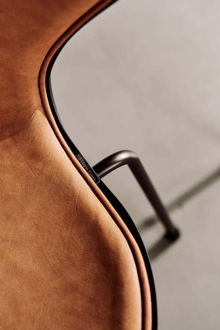 Sjuan 3107 framsidesklädd Stol Special Edition, Dunes Cognac-brown Fritz Hansen