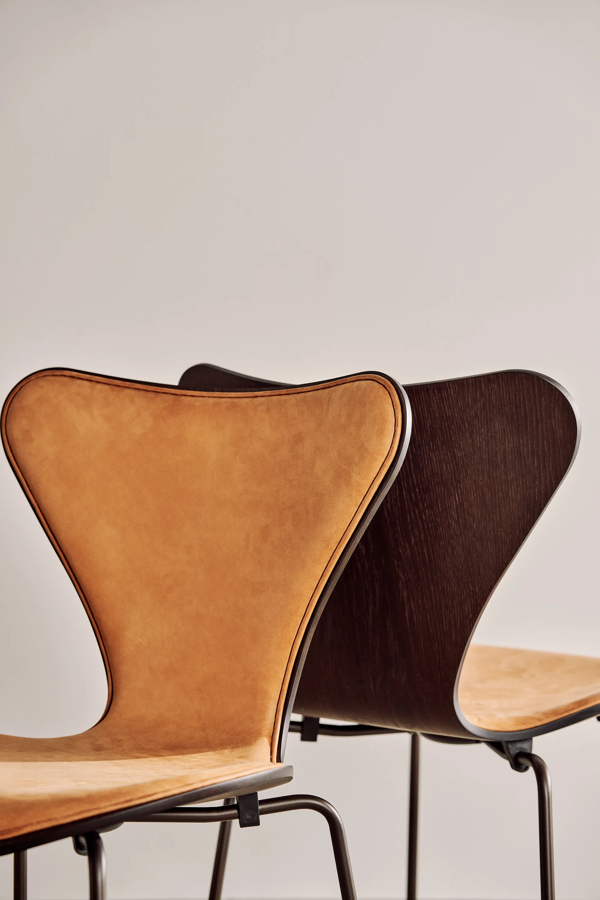 Sjuan 3107 framsidesklädd Stol Special Edition, Dunes Cognac-brown Fritz Hansen