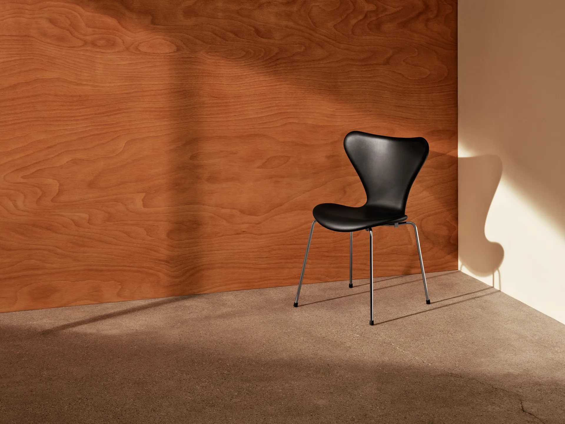 Sjuan 3107 helklädd stol, Essential black läder-kromat stativ Fritz Hansen