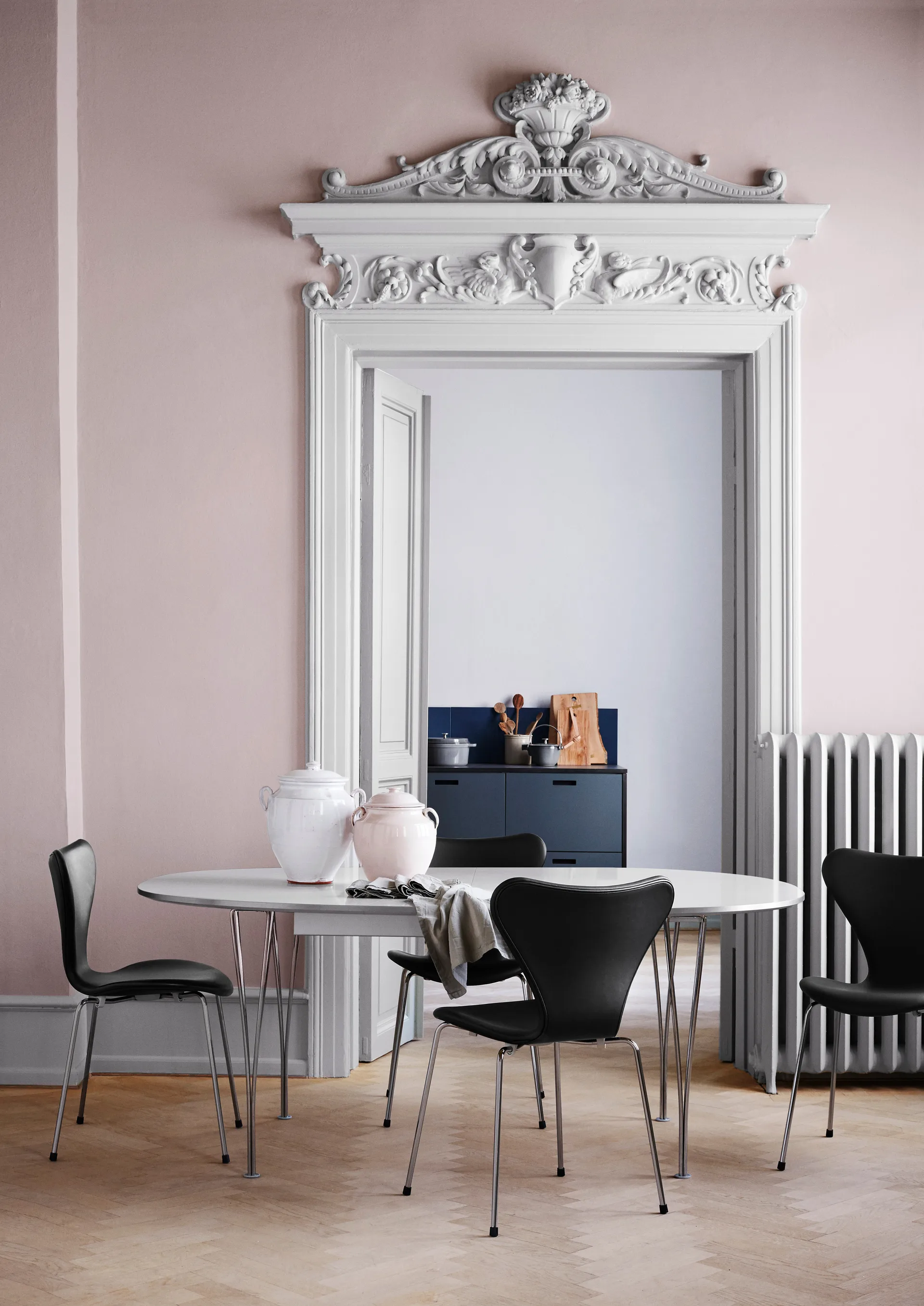 Sjuan 3107 helklädd stol kampanj, Wild black-kromat stålstativ Fritz Hansen