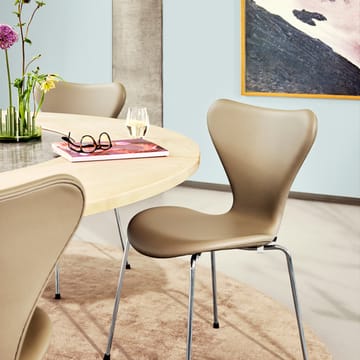 Sjuan 3107 helklädd stol - Läder Soft black-kromat stålstativ - Fritz Hansen