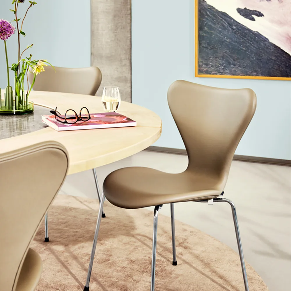 Sjuan 3107 helklädd stol, Läder Soft walnut, kromat stålstativ Fritz Hansen