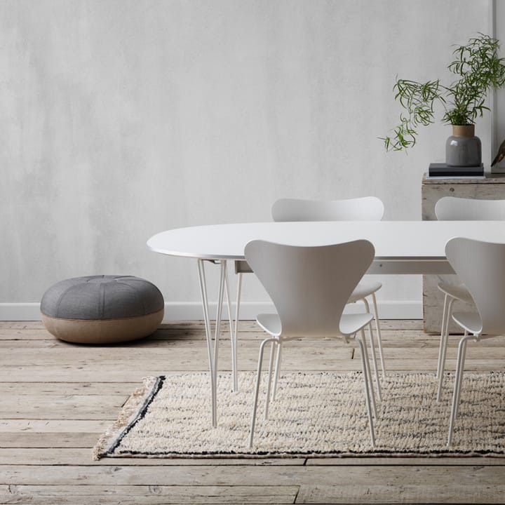Sjuan 3107 stol, Deep clay-färgad ask-svart stativ Fritz Hansen