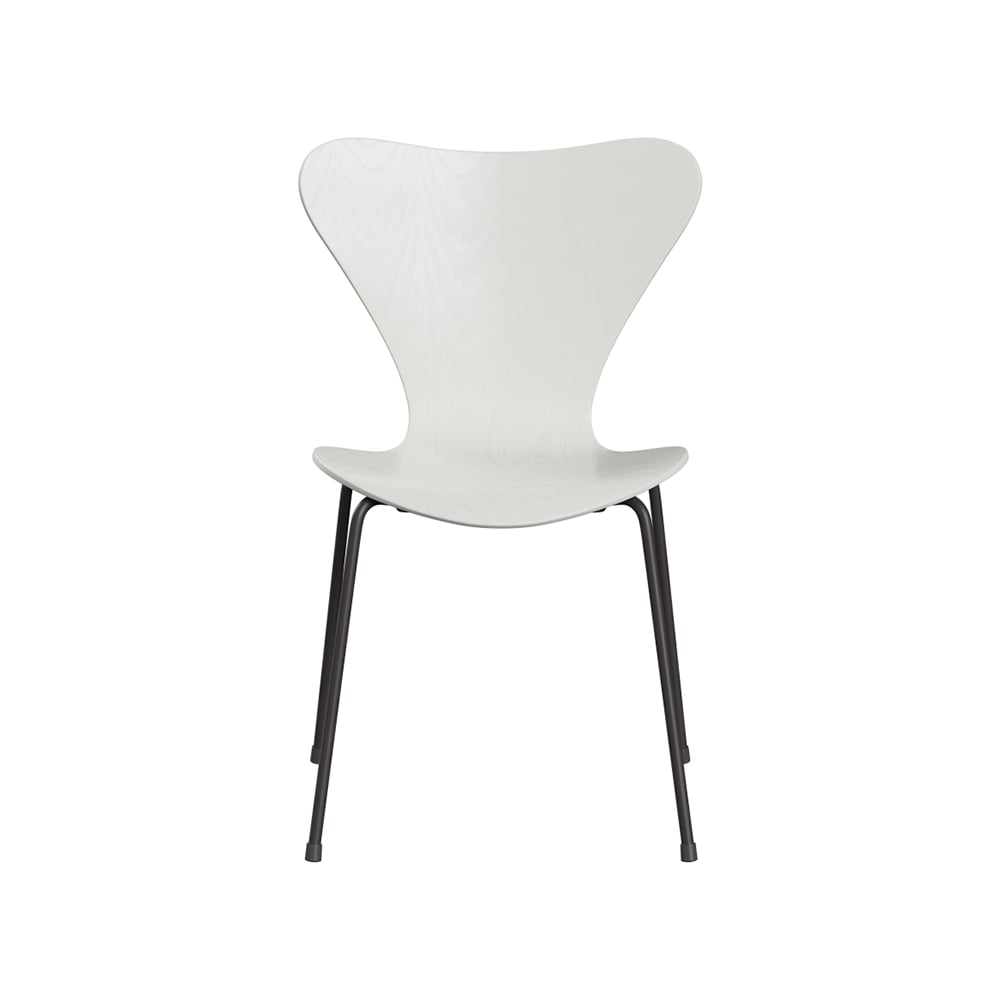 Fritz Hansen Sjuan 3107 stol Vit-färgad ask-grafitgrått stativ