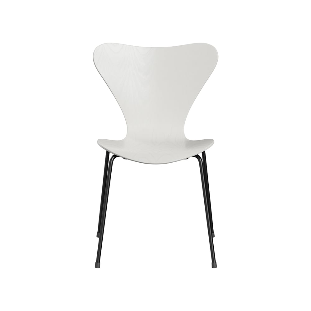 Fritz Hansen Sjuan 3107 stol Vit-färgad ask-svart stativ
