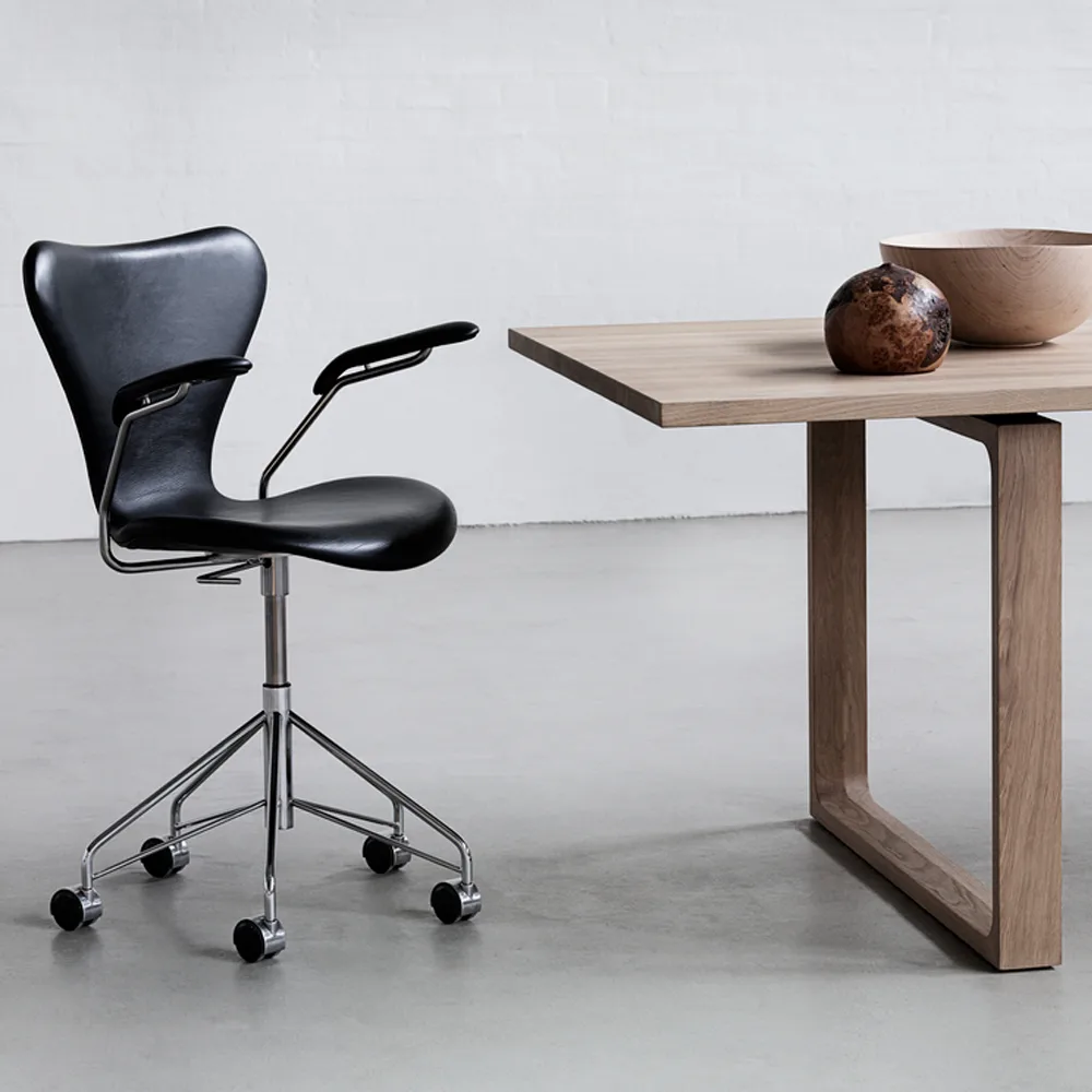 Sjuan 3217 helklädd kontorsstol kampanj hårda hjul, Leather wild black-chrome Fritz Hansen