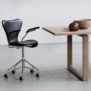 Sjuan 3217 helklädd kontorsstol kampanj hårda hjul - Leather wild black-chrome - Fritz Hansen
