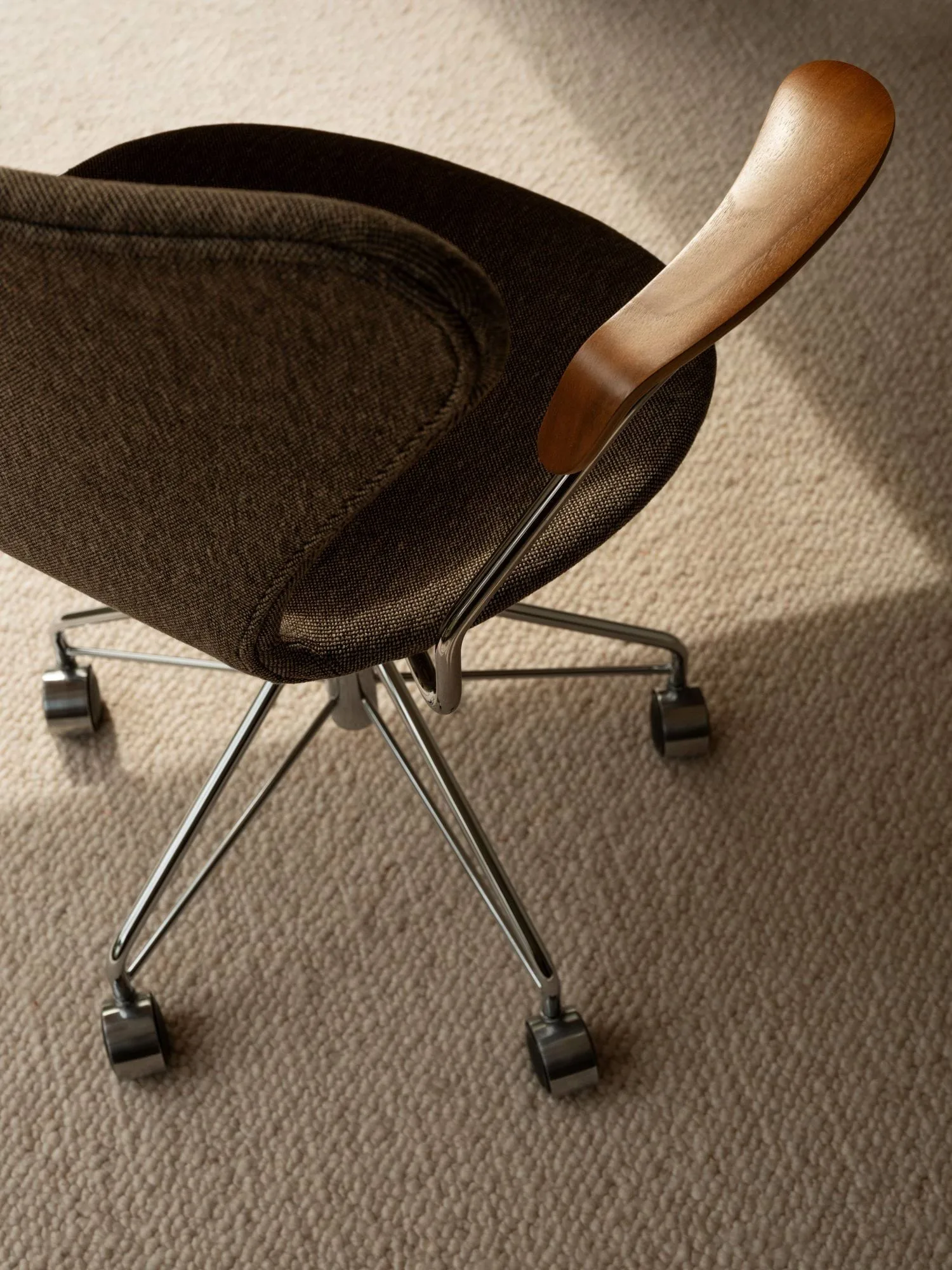Sjuan 3217 kontorstol, Tyg Clay 09 Light sand-krom Fritz Hansen