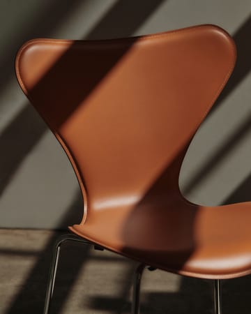 Sjuan Tailored stol - Harness Leather Saddle Brown-chrome - Fritz Hansen