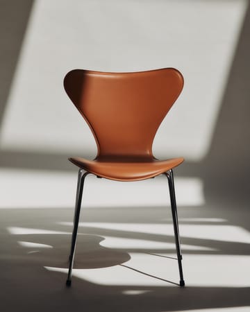 Sjuan Tailored stol - Harness Leather Saddle Brown-chrome - Fritz Hansen