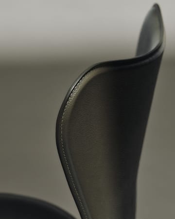 Sjuan Tailored stol - Harness Leather Slate Grey-chrome - Fritz Hansen