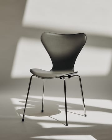 Sjuan Tailored stol - Harness Leather Slate Grey-chrome - Fritz Hansen