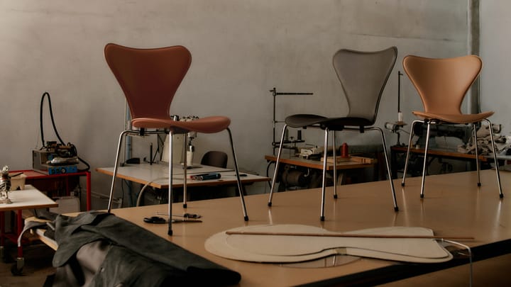 Sjuan Tailored stol, Harness Leather Slate Grey-chrome Fritz Hansen