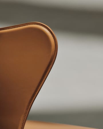 Sjuan Tailored stol - Harness Leather Warm Ecru-chrome - Fritz Hansen