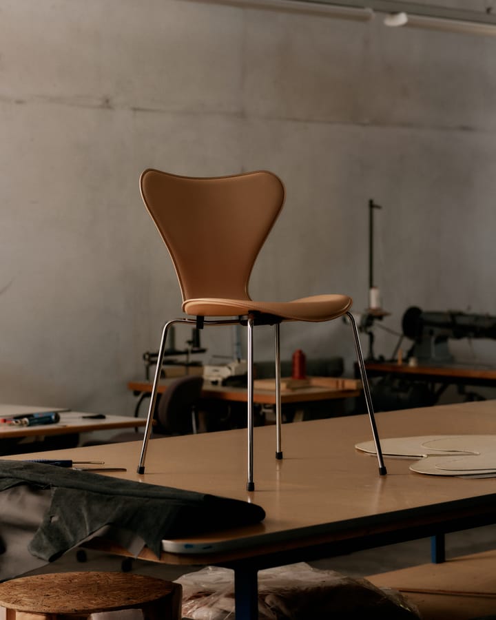 Sjuan Tailored stol, Harness Leather Warm Ecru-chrome Fritz Hansen
