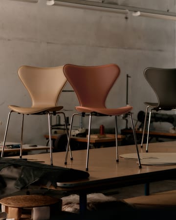 Sjuan Tailored stol - Harness Leather Warm Ecru-chrome - Fritz Hansen