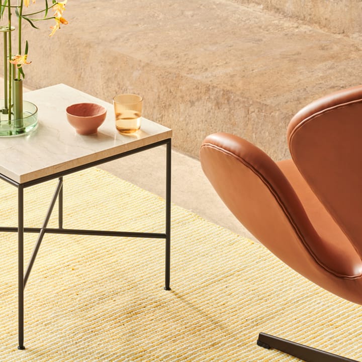 Svanen 3320 fåtölj, läder aura cognac, satinborstat rostfritt stålstativ Fritz Hansen