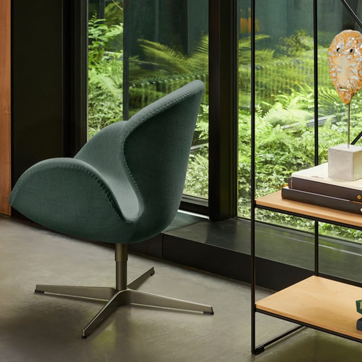 Svanen 3320 fåtölj, läder aura cognac, satinborstat rostfritt stålstativ Fritz Hansen