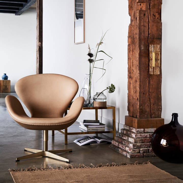 Svanen 3320 fåtölj, läder grace walnut, satinborstat rostfritt stålstativ Fritz Hansen