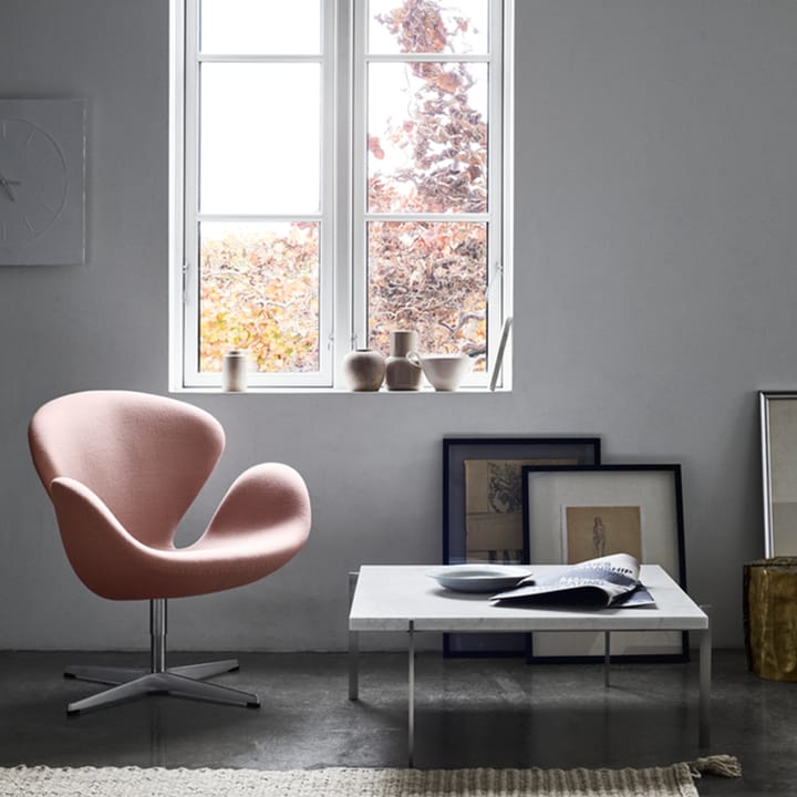 Svanen 3320 fåtölj, läder grace walnut, satinborstat rostfritt stålstativ Fritz Hansen