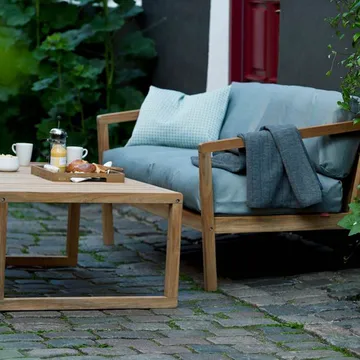 Virkelyst soffa 2-sits teak - Tyg outdoor textile golden yellow stripe - Fritz Hansen