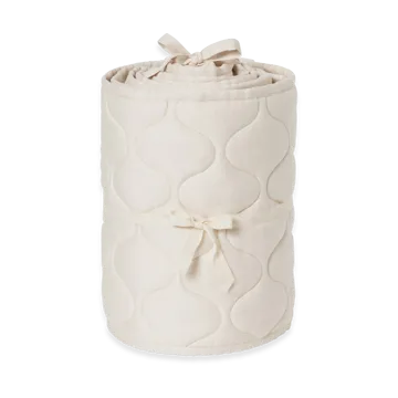 Eggshell Satin quiltat spjälsängsskydd - 30x360 cm - Garbo&Friends