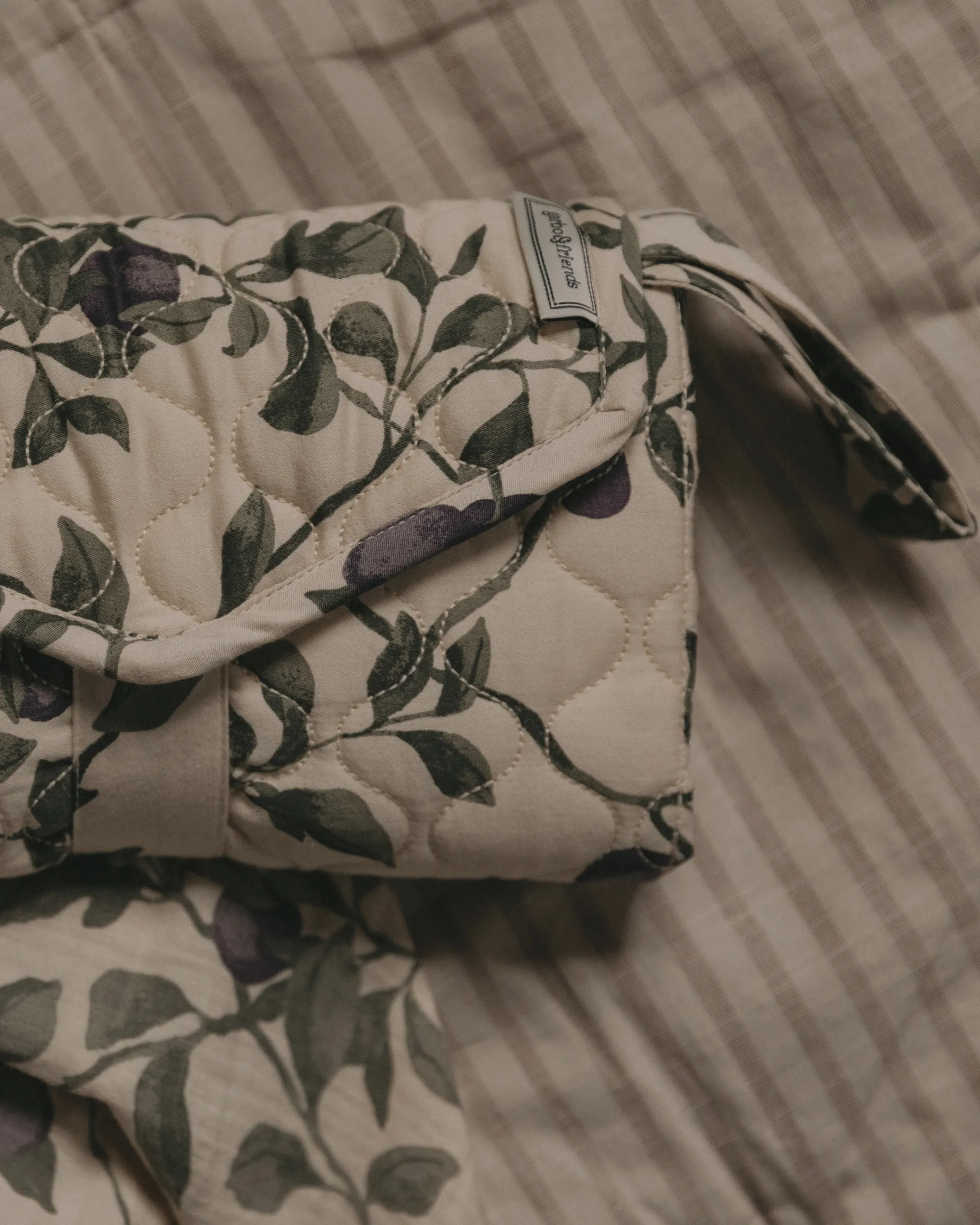 Plum satin quiltad change to go, partabel skötbädd, 46x80 cm Garbo&Friends