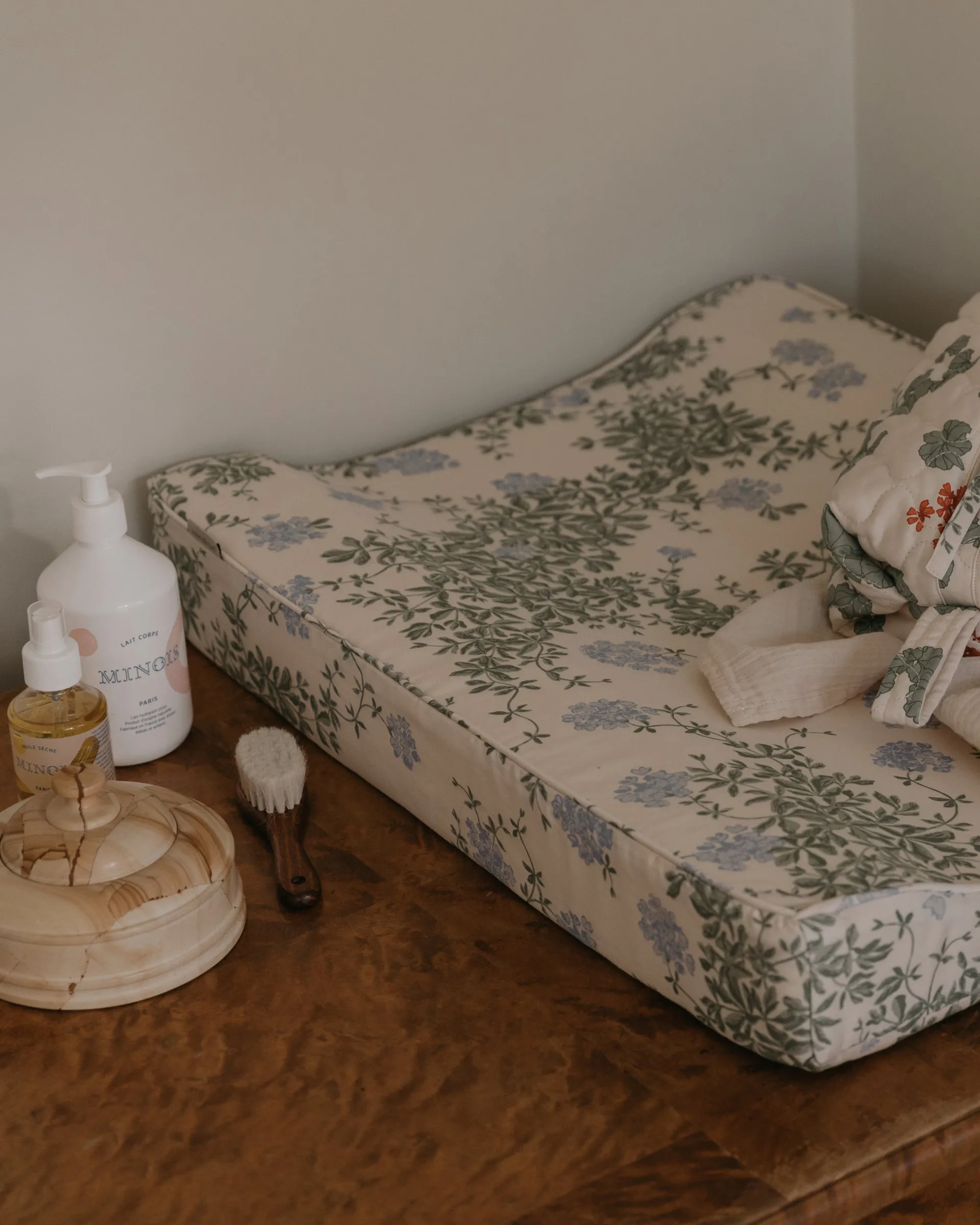 Plumbago satin quiltad skötbädd, 50x65x9 cm Garbo&Friends