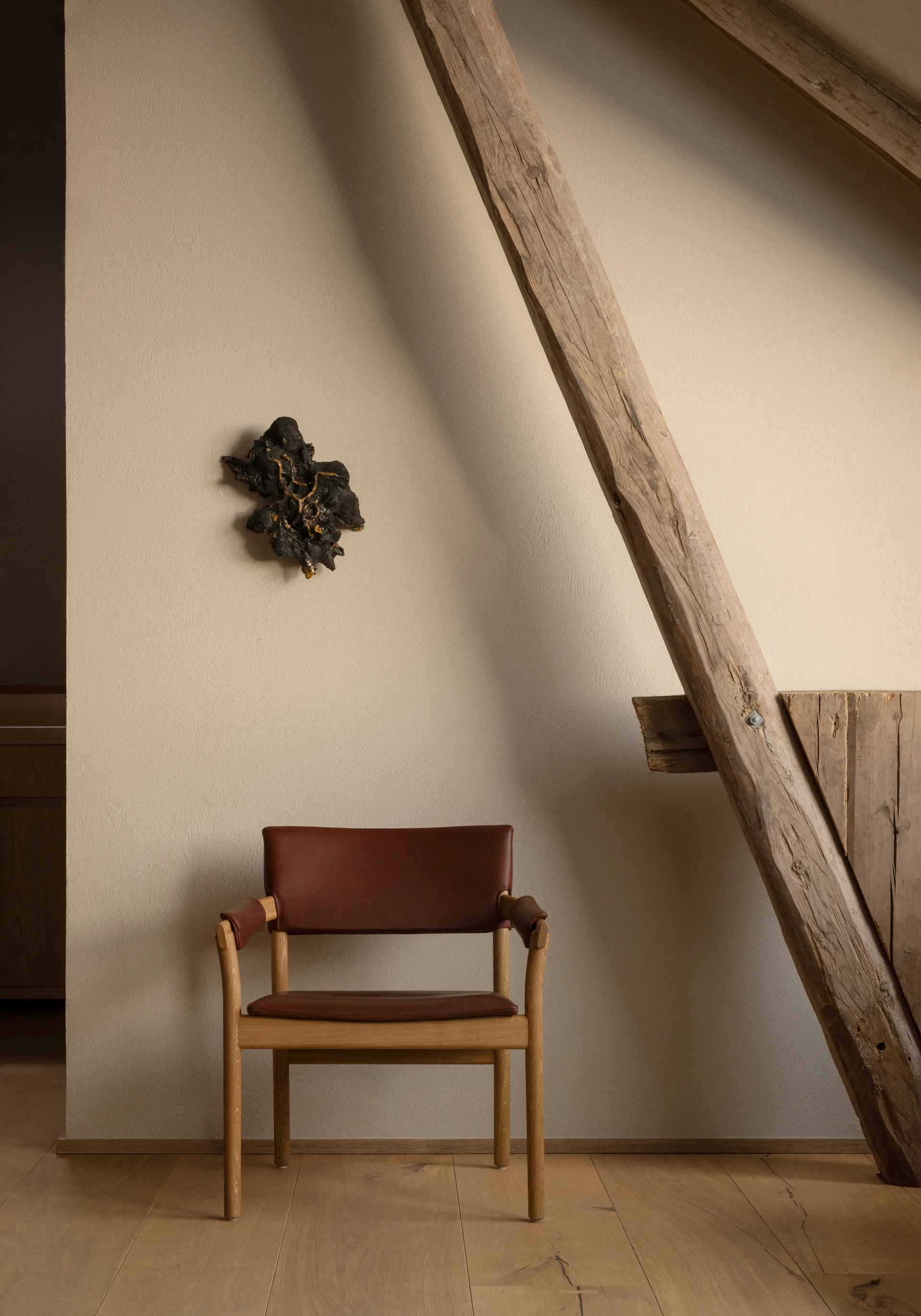 Vyn fåtölj klädd rygg och sits, Monocoat natural-Elmosoft 43283 Gärsnäs