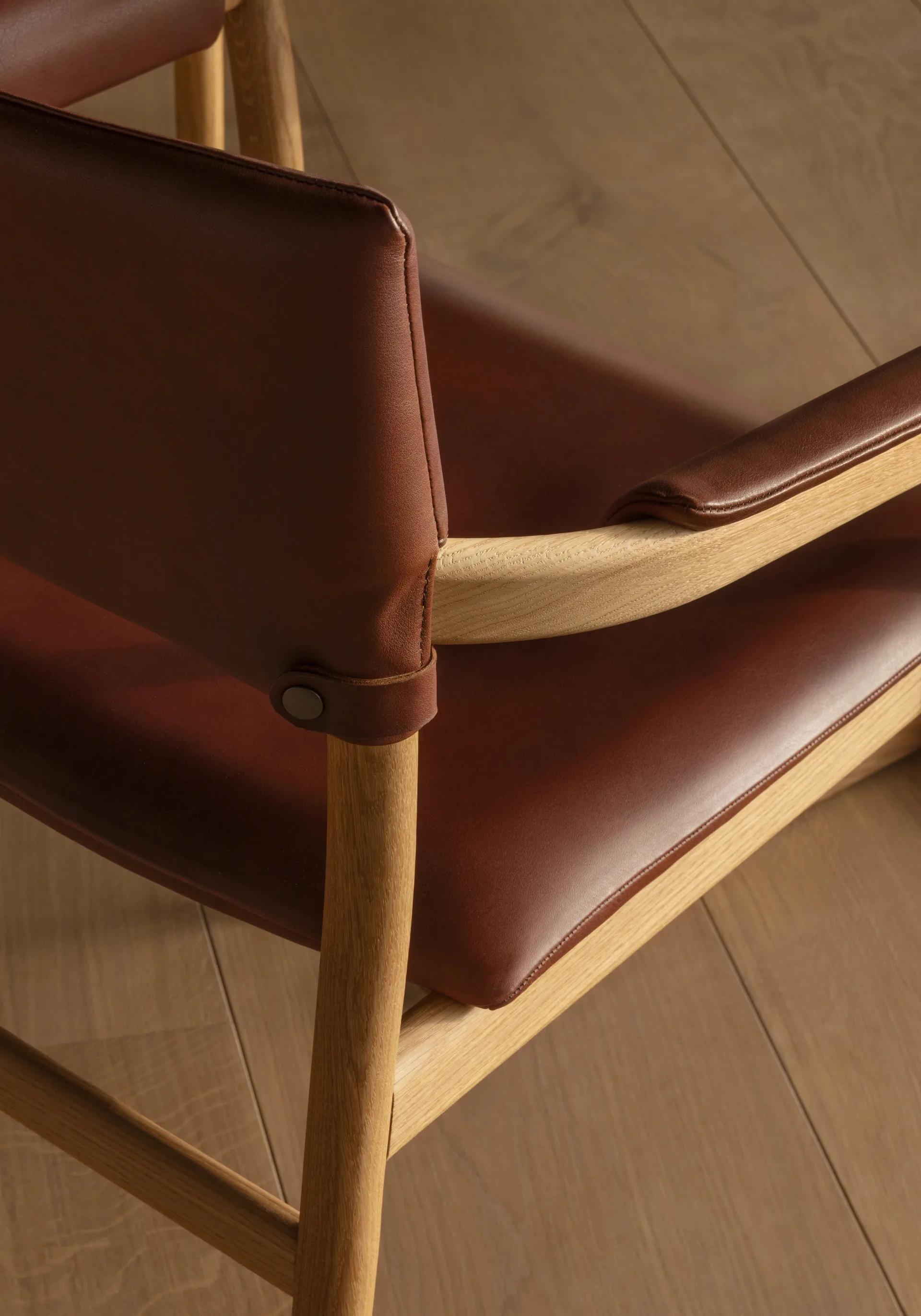 Vyn karmstol klädd rygg och sits, Monocoat natural-Elmosoft 43283 Gärsnäs
