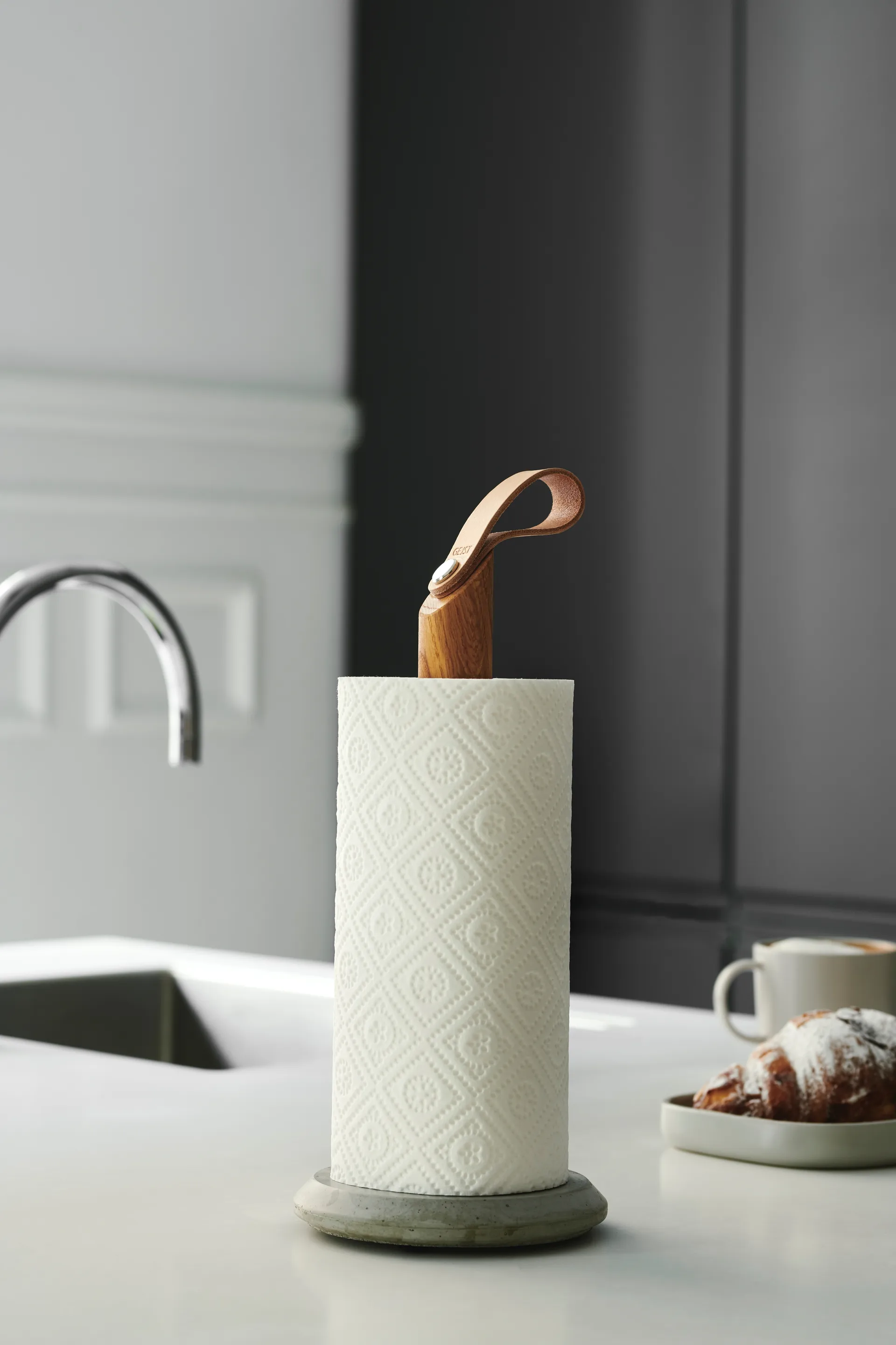 Grab hushållspappershållare, Ek Gejst