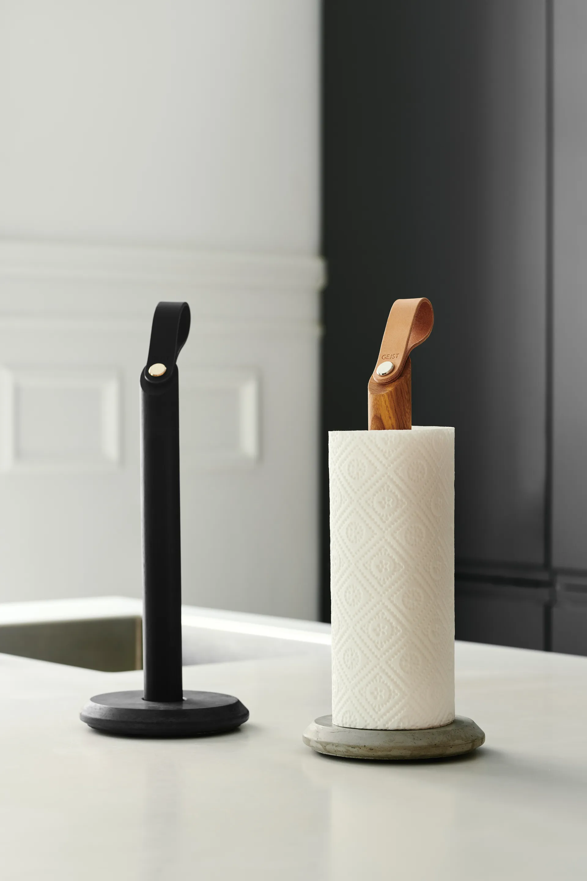 Grab hushållspappershållare, Ek Gejst