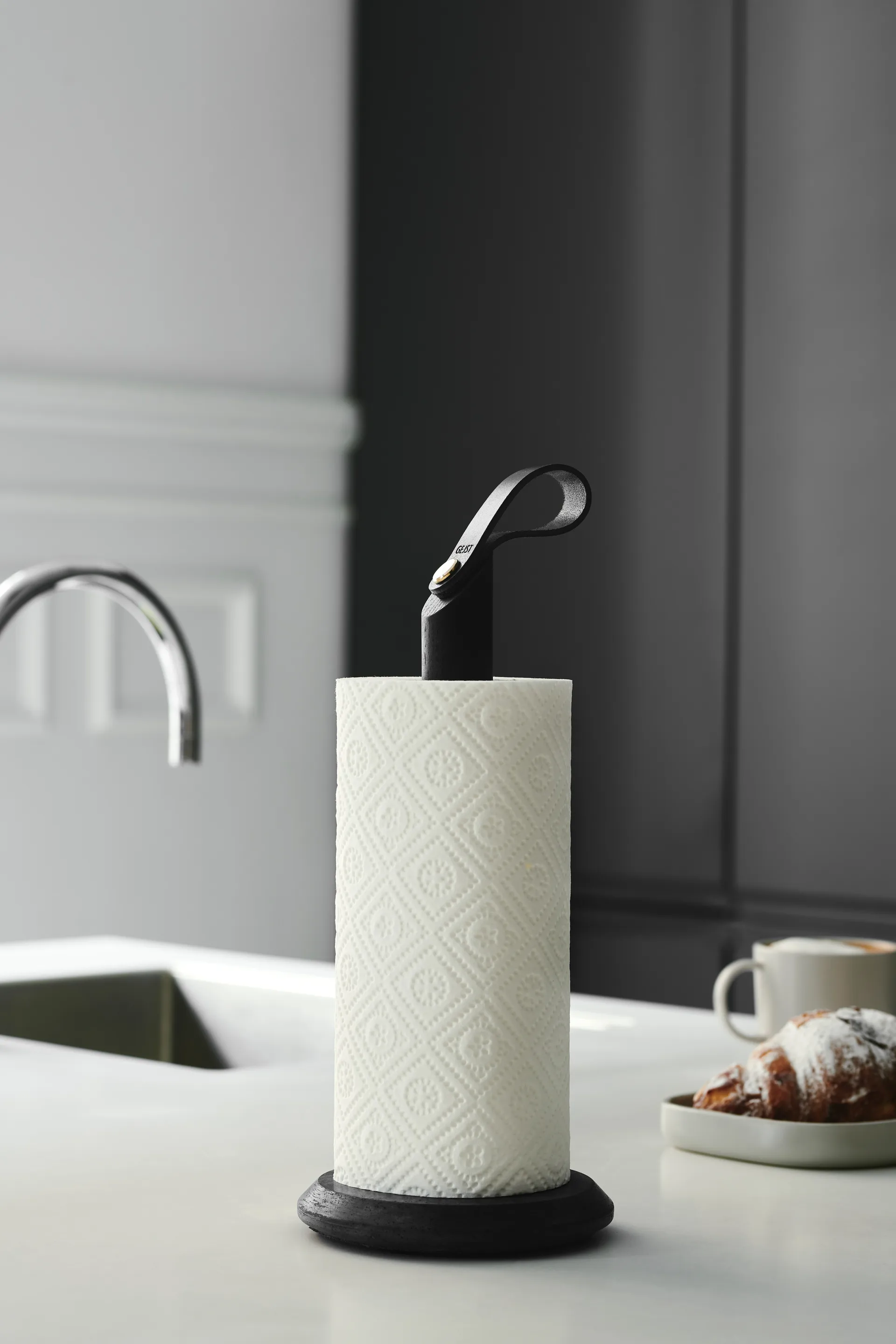 Grab hushållspappershållare, Svartbetsad ek Gejst