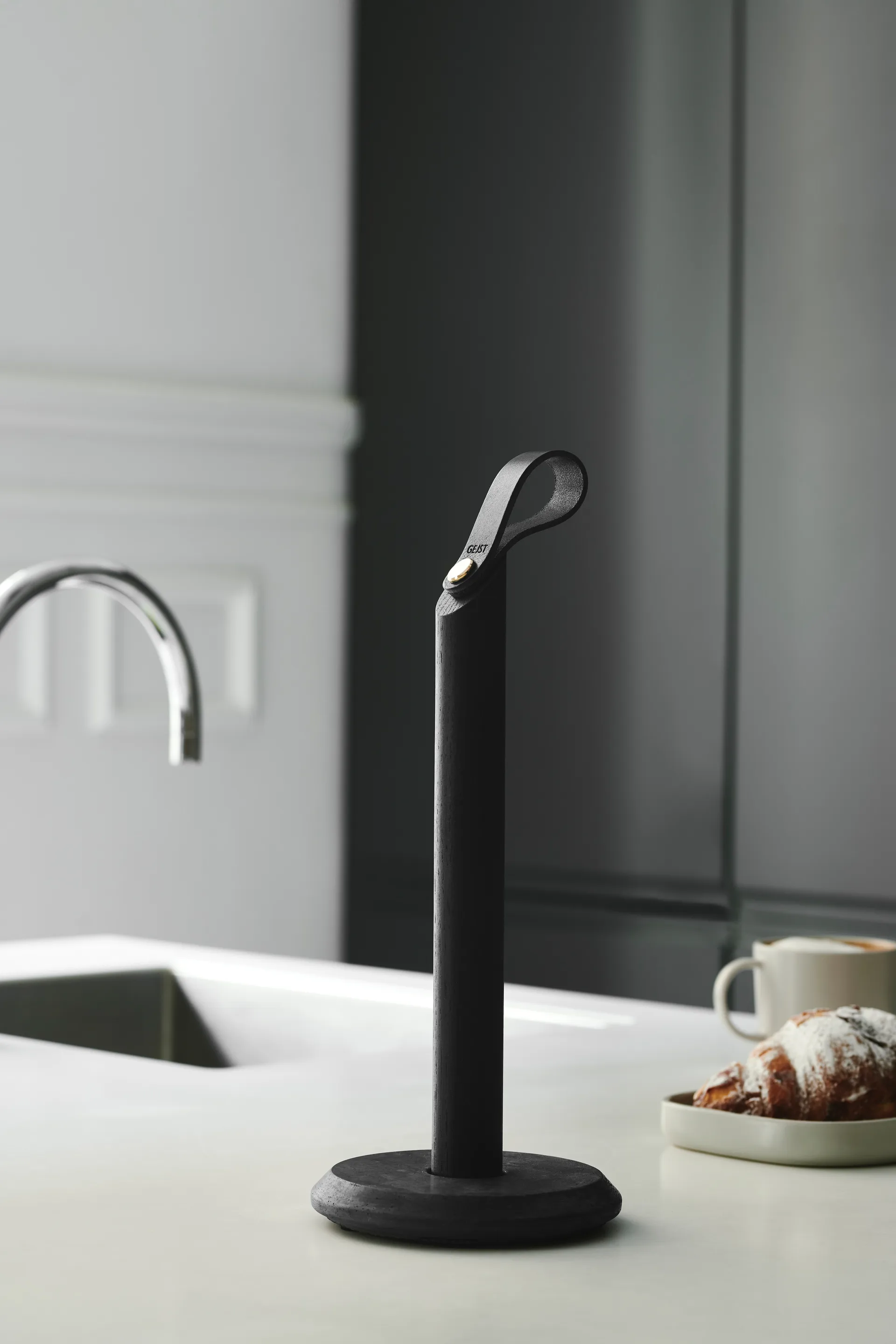 Grab hushållspappershållare, Svartbetsad ek Gejst