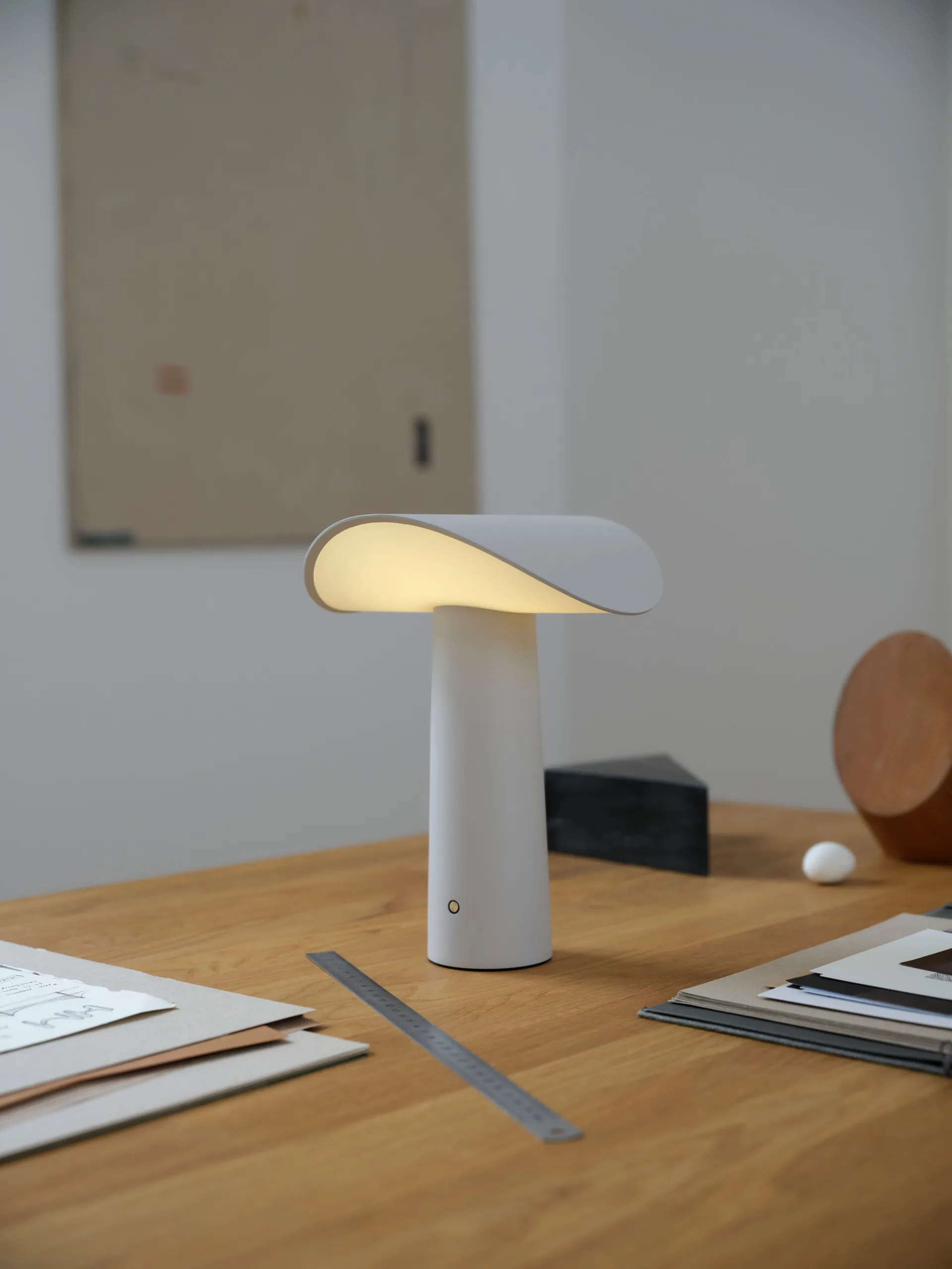 Lium portabel bordslampa 22,5 cm, Warm grey Gejst