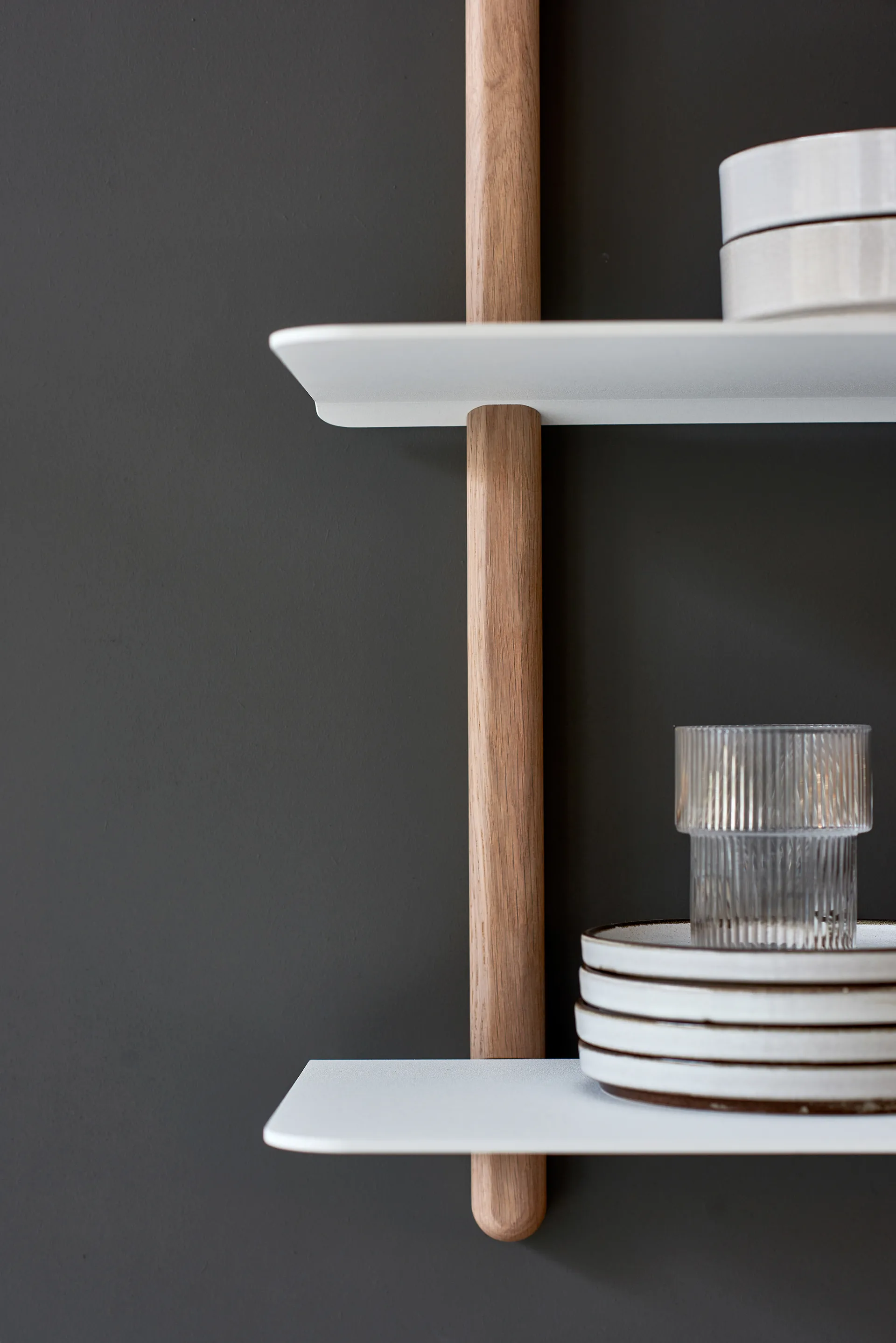 Nivo hylla A large, Ljus ek-vit Gejst