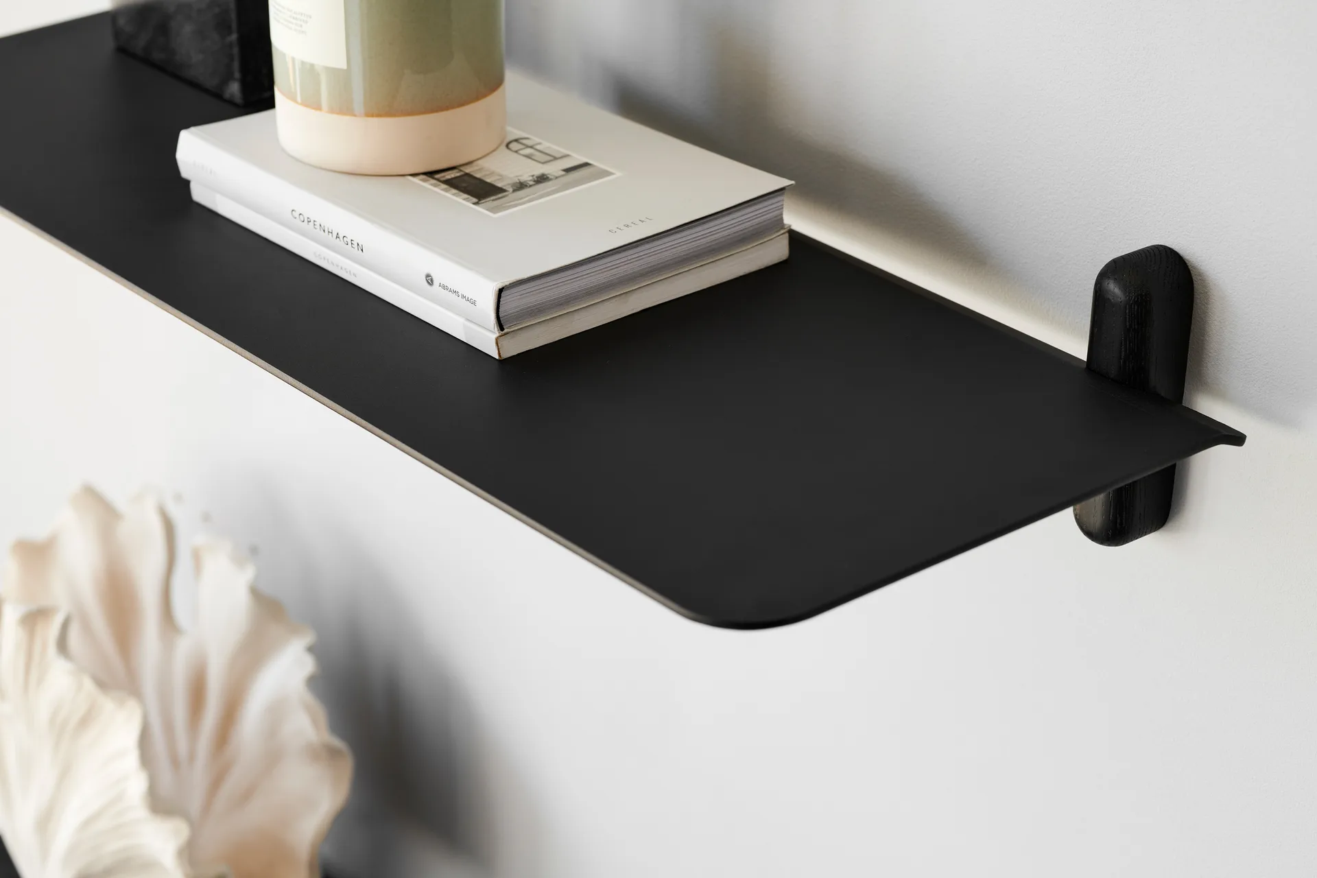 Nivo hylla G large, Svartbetsad ask-svart Gejst