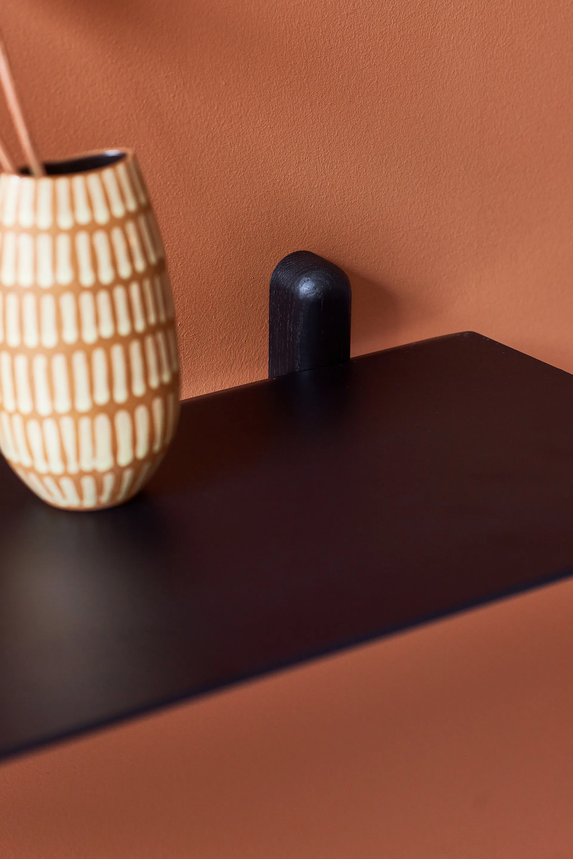 Nivo hylla G large, Svartbetsad ask-svart Gejst