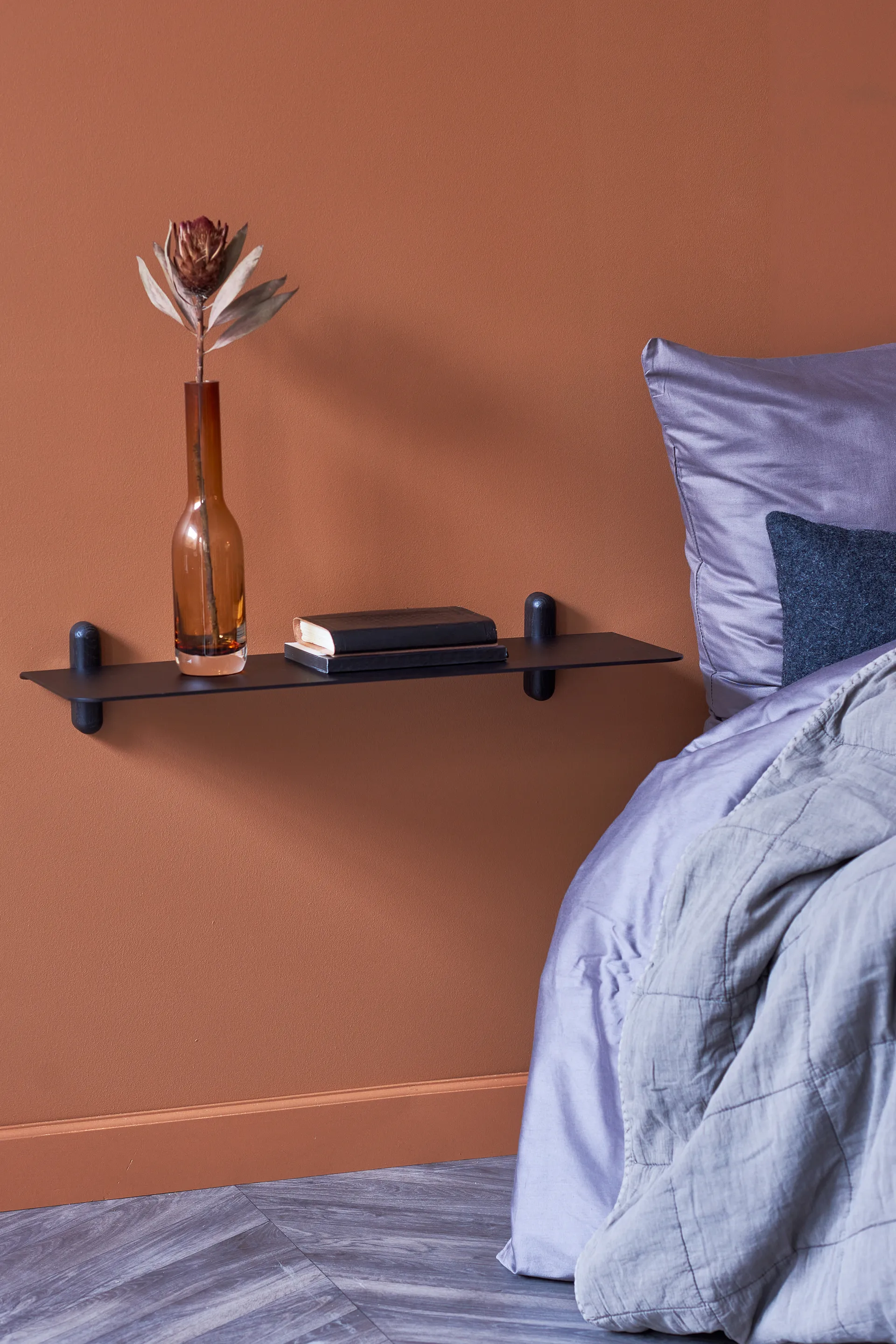 Nivo hylla G large, Svartbetsad ask-svart Gejst