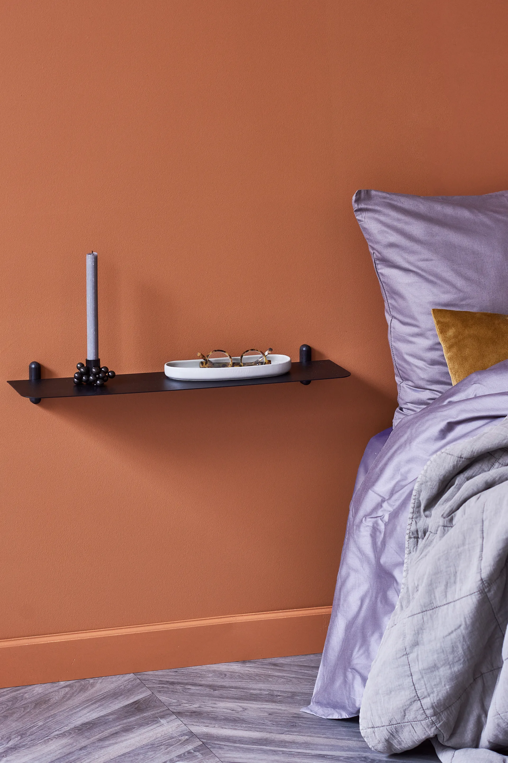 Nivo hylla G, Svartbetsad ask-svart Gejst