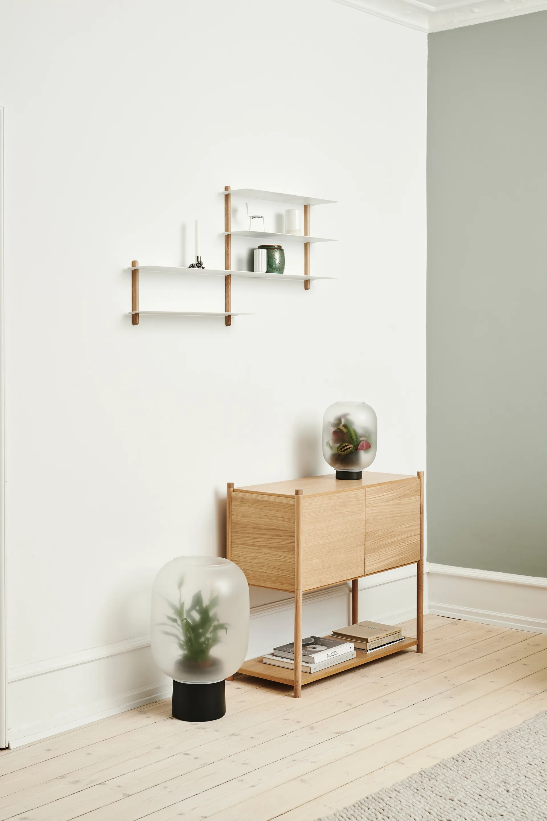 Sceene bookcase B, Ljus ek Gejst