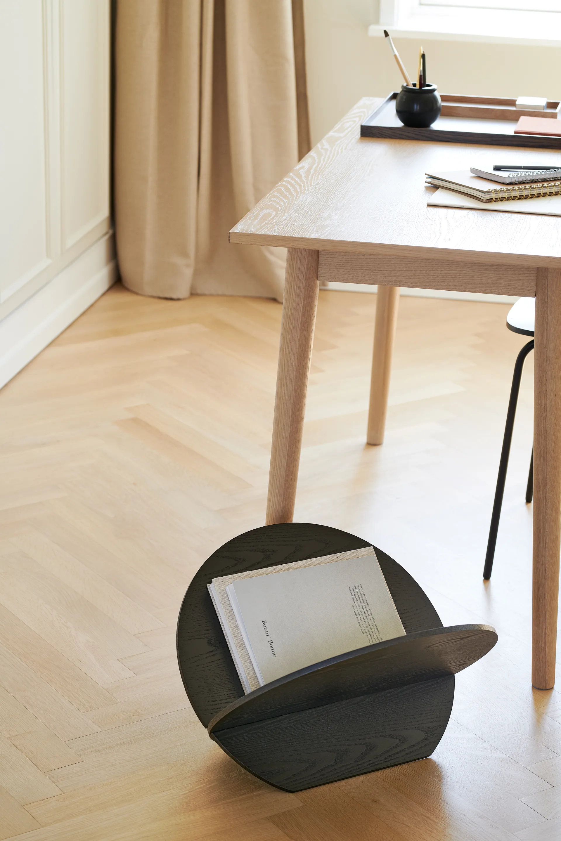 Silia tidningsställ, Svart ask Gejst