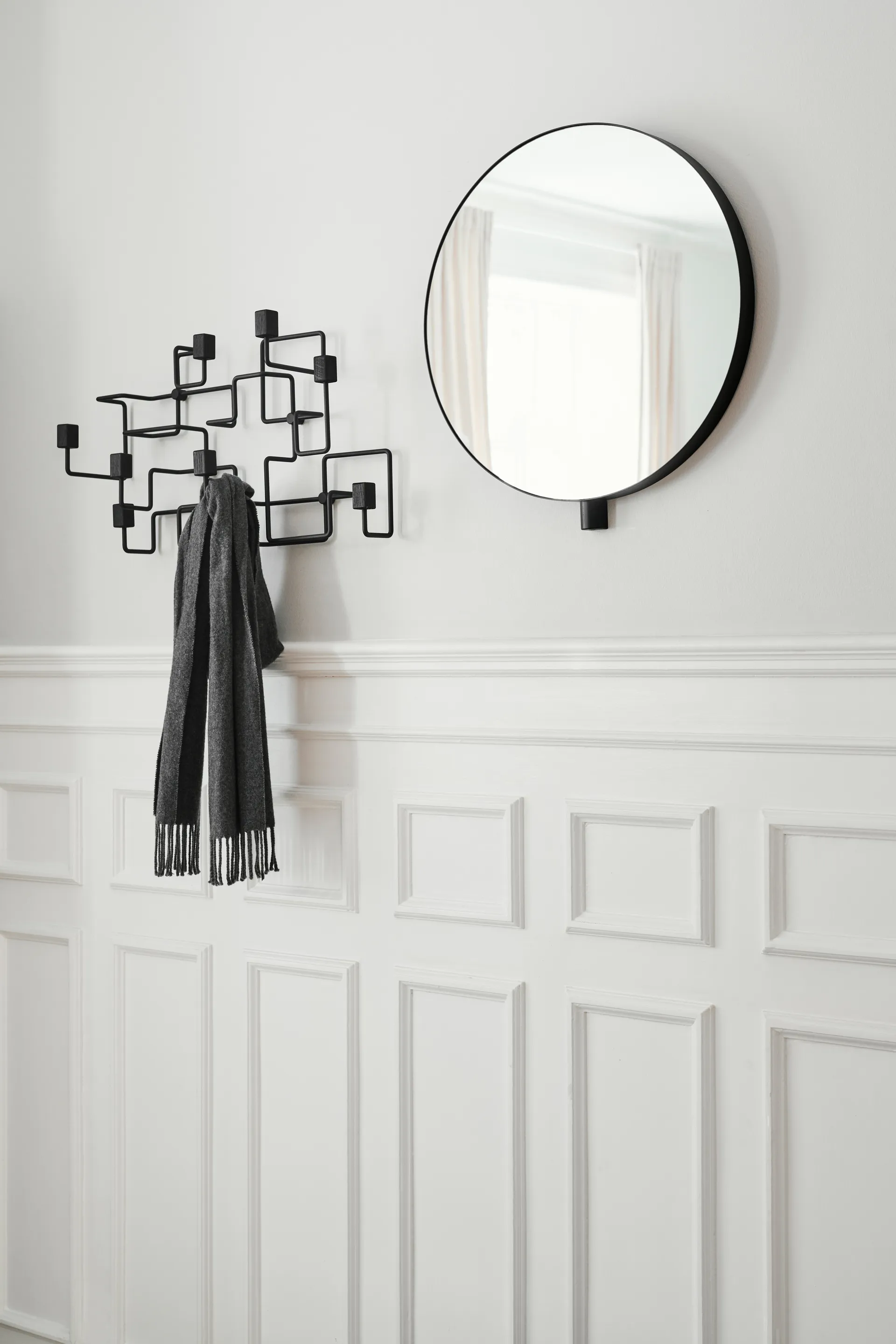 Underground klädhängare, Svart-svartbetsad ek Gejst