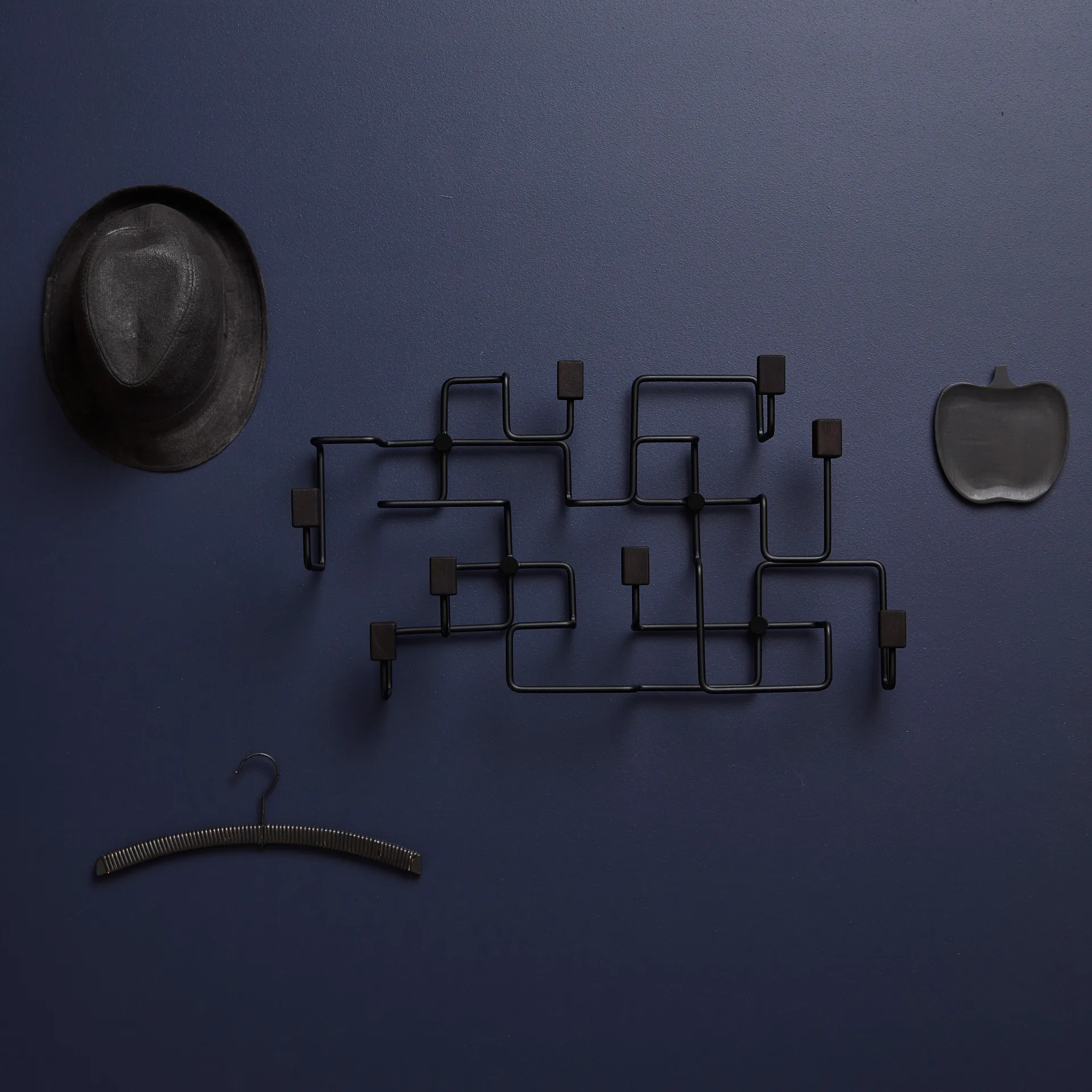 Underground klädhängare, Svart-svartbetsad ek Gejst